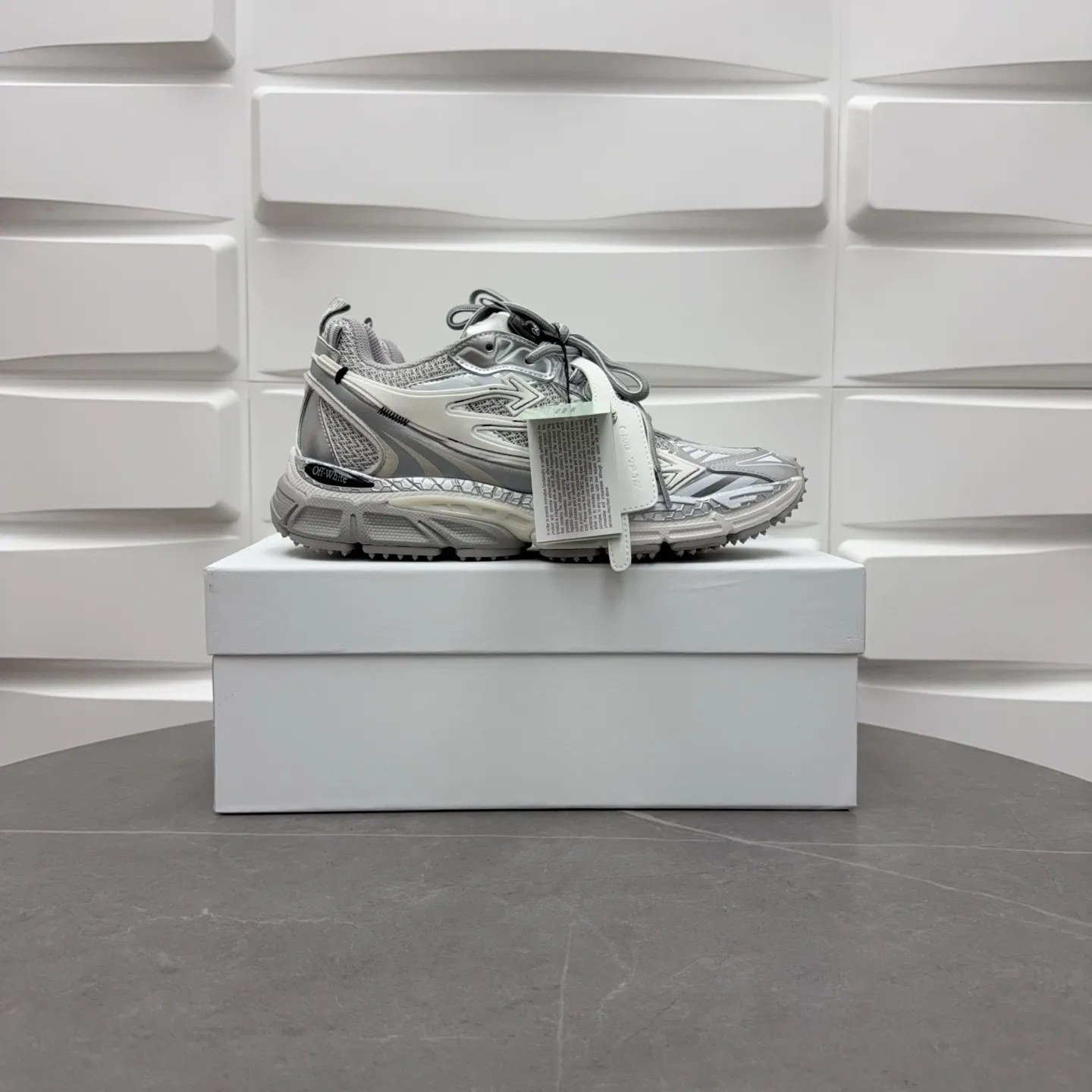 【off- white】P: 720💰Couple style👫, Size: 35-44 (Male 38.45.46 custom-made) High-quality version👊"Out of office" series original mold opening, original lasting, production process 1:1 original version ➰OFF GREY) OFF-WHITE Be Right Back Couple style👫Round toe lace-up arrow pattern low-top lifestyle casual shoes green. A running shoe called the "Be Right Back" sneaker. The design of this sneaker is inspired by Japanese sports aesthetics and craftsmanship, with running performance and principles at its core.